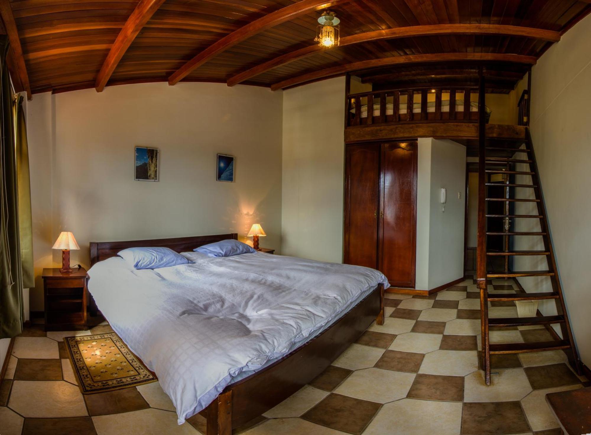 Hotel Santa Cruz Уарас Екстериор снимка