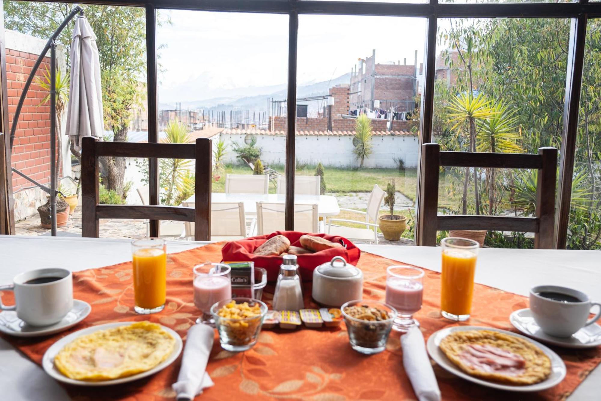 Hotel Santa Cruz Уарас Екстериор снимка