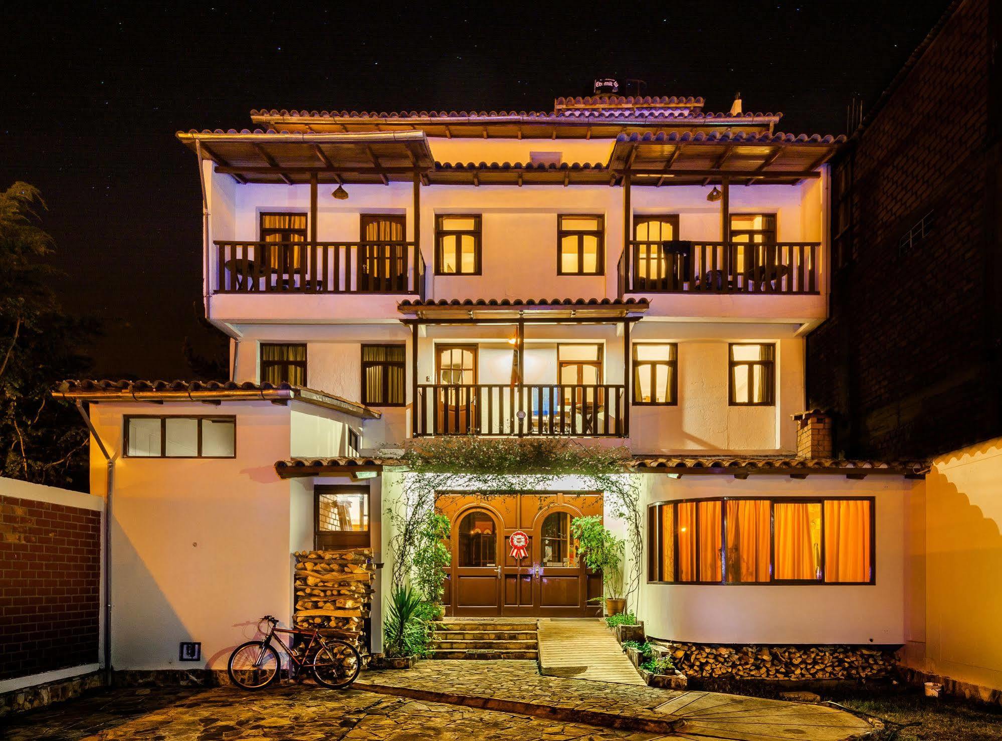 Hotel Santa Cruz Уарас Екстериор снимка